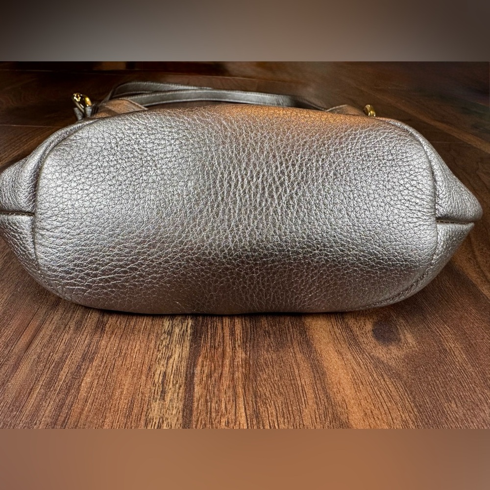 B. Makowsky Metallic Gold Leather Crossbody/Shoulder Bucket Turlock Bag in Gold - Picture 5 of 16